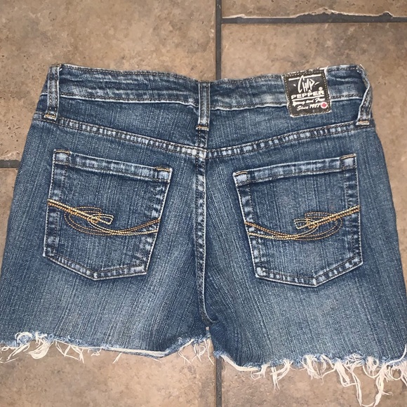 Distressed frayed shorts - Picture 3 of 4